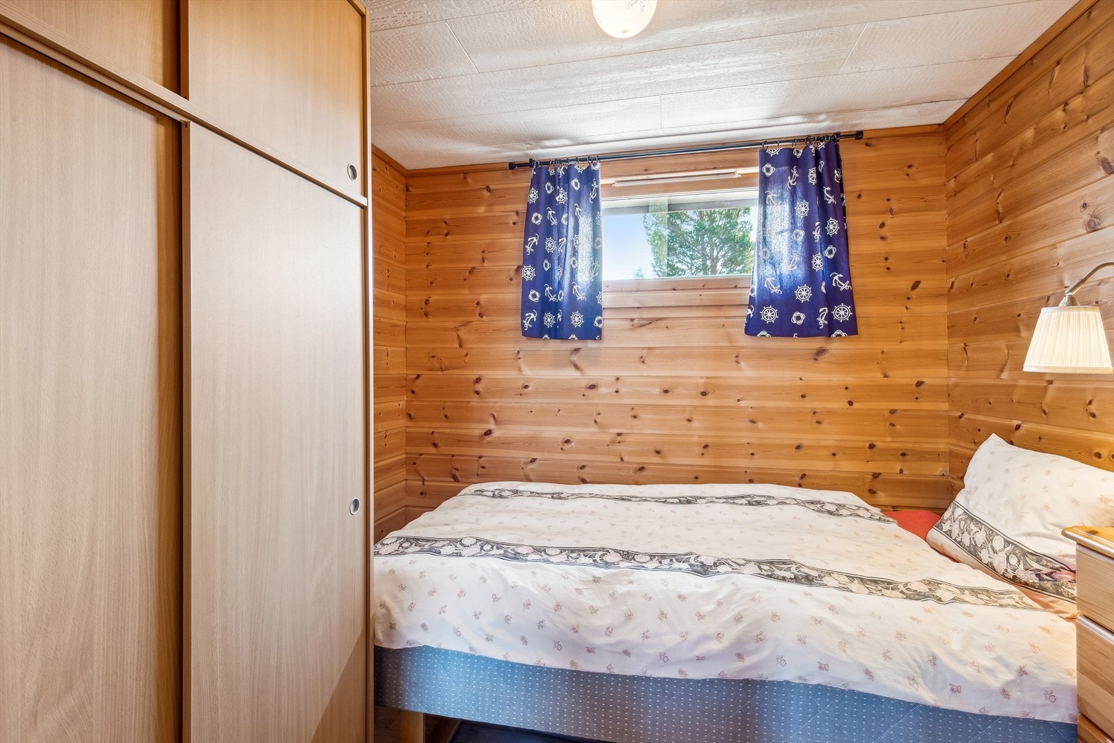 Hovedsoverommet har god plass til dobbeltseng og er innredet med garderobeskap. I tillegg til soverom i 1. etasje er hems brukt som soveplasser. Galleribilde