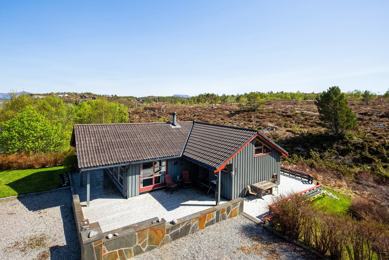 Tomten er fint opparbeidet med plen og beplantning, med gode parkeringsmuligheter på tomten. Galleribilde