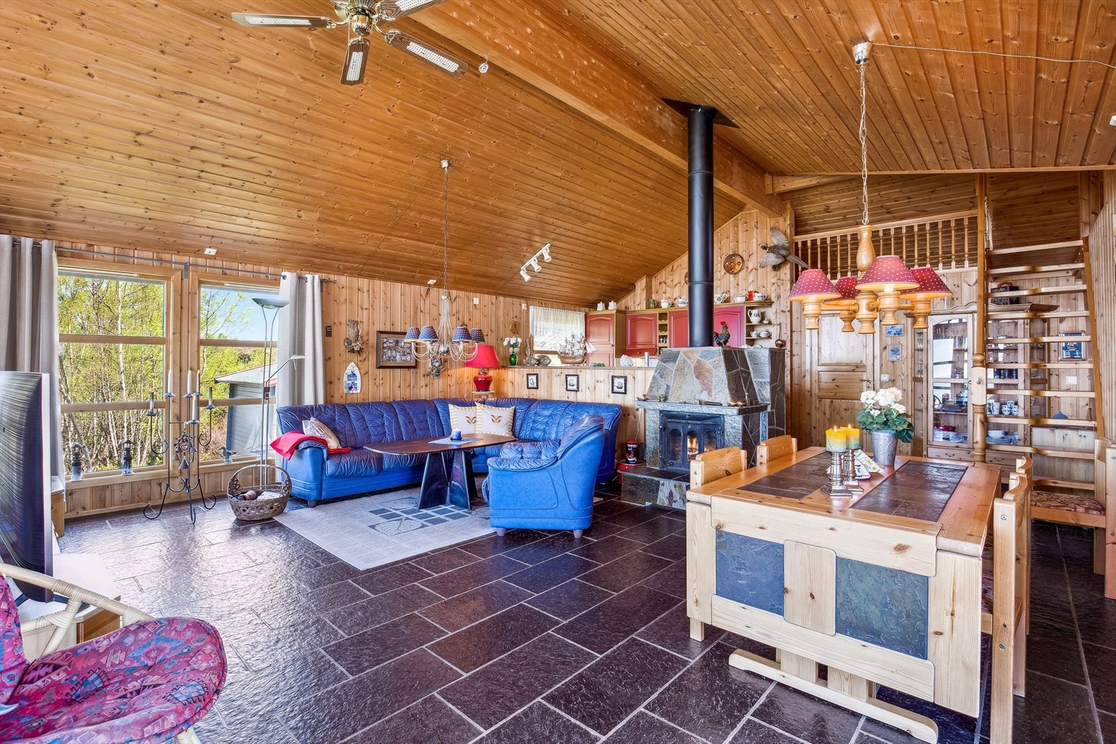 I tillegg har man en flott peis i stuen som oppvarmingskilde! Galleribilde