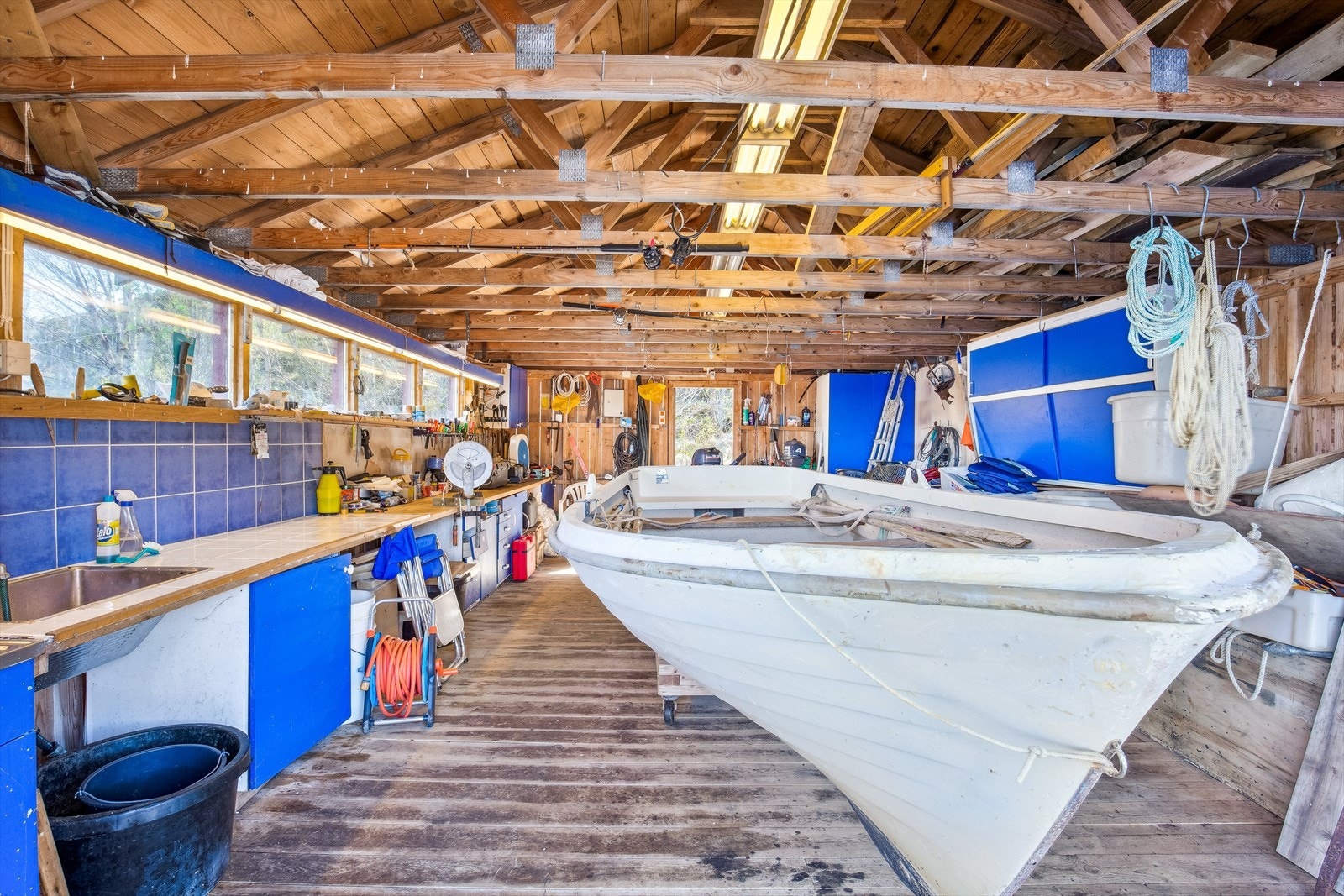 Naustet er romslig, og gir deg muligheten til lagring av båt og annet redskap. Galleribilde