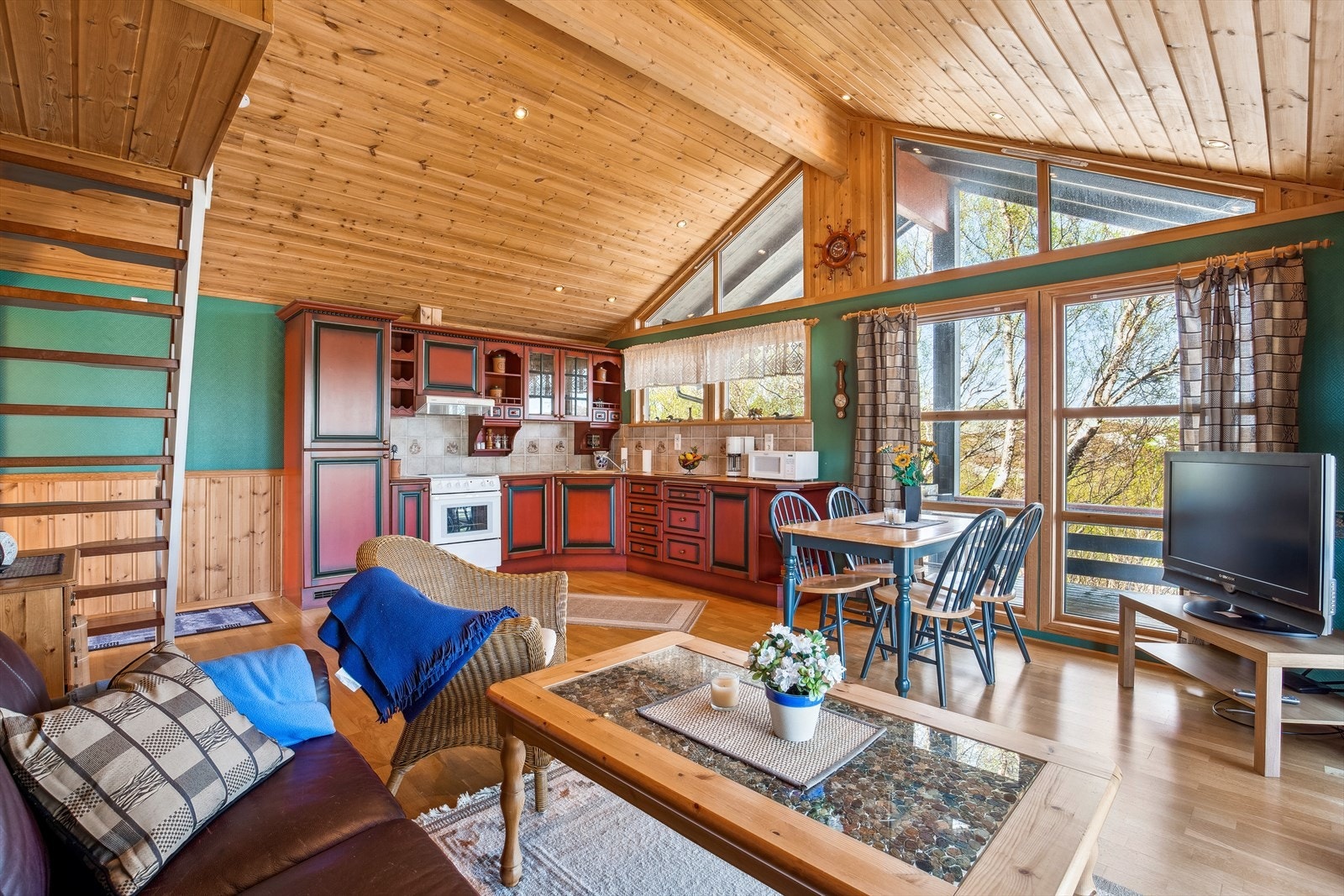 I likhet med hovedhytta har annekset god takhøyde og store vindusflater som gir en god atmosfære. Galleribilde