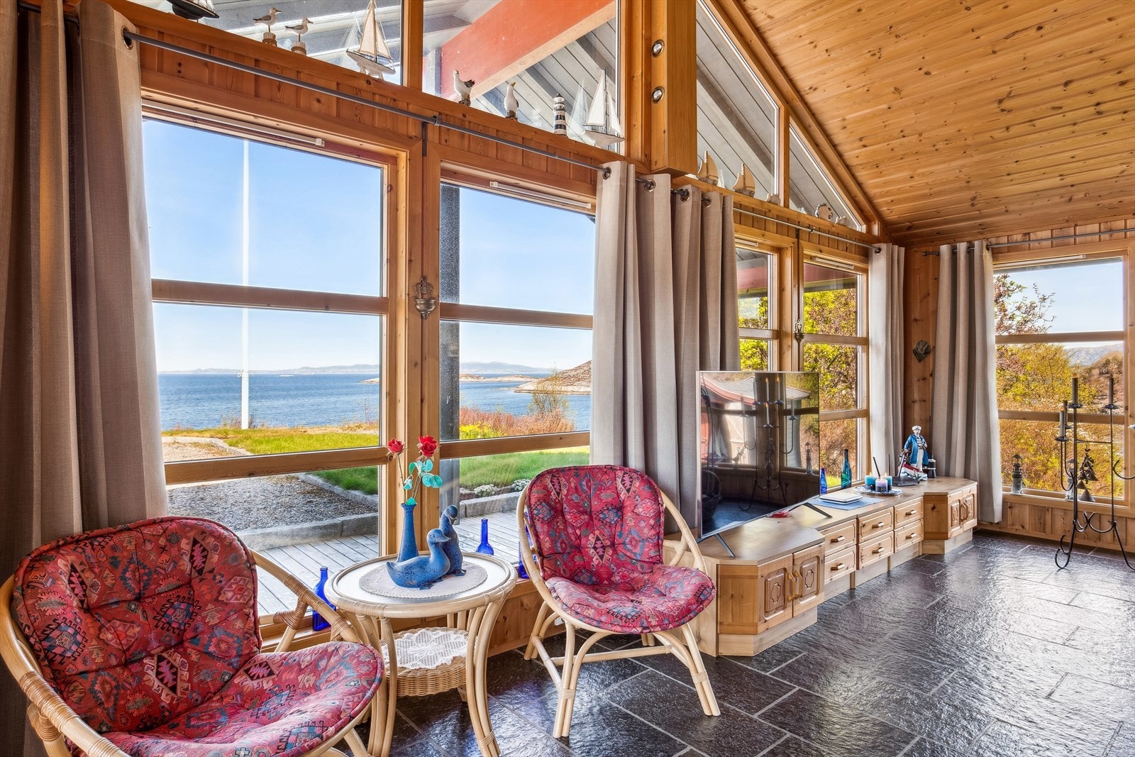 Store vindusflater gir rikelig med naturlig lysinnslipp, og gir deg en flott skue utover havet! Galleribilde