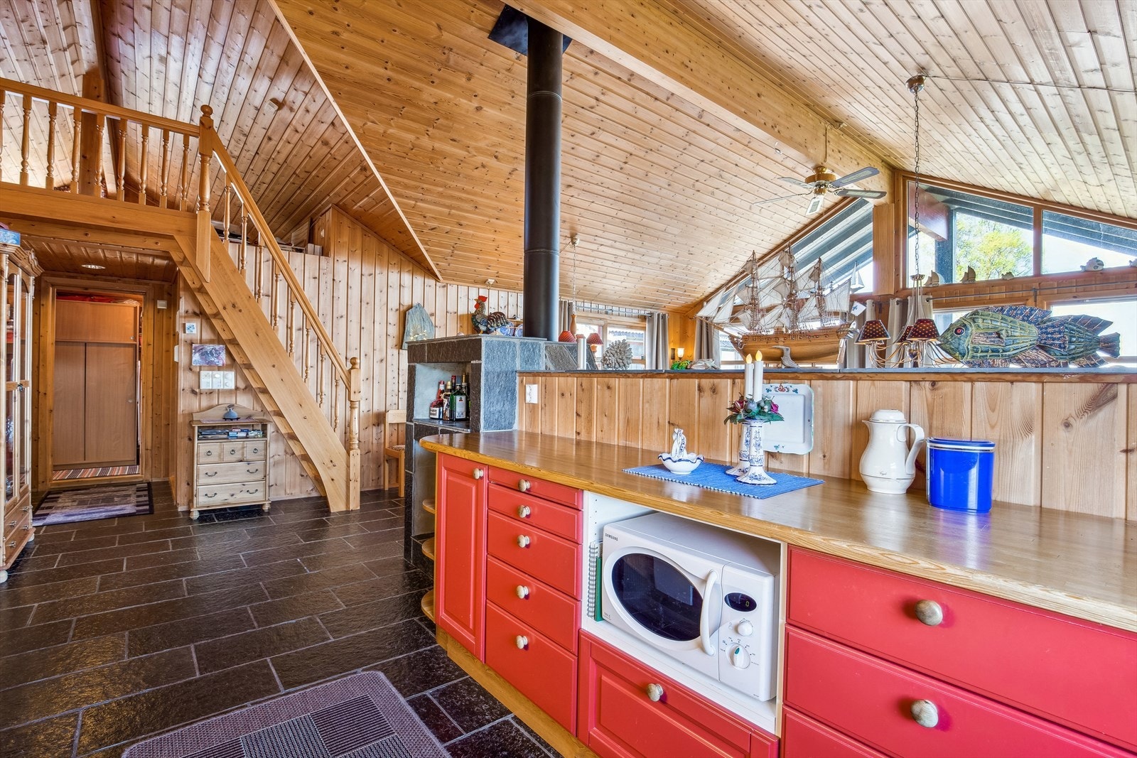 På kjøkkenet har man hvitevarer som kjøleskap, oppvaskmaskin, komfyr og micro. Det er satt inn vannstoppesystem og det er kjøkkenventilator med avtrekk ut. Galleribilde