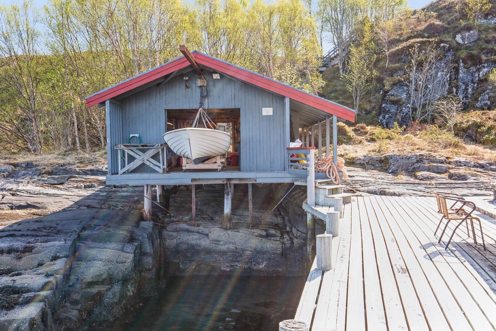 Innvendig i naustet er det montert kjøkkeninnredning på veggen mot øst og enkle hyller mot vest. Det er eget sikringsskap, og god belysning. Galleribilde