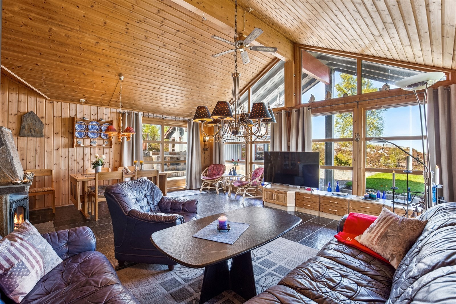 Av oppvarming har fritidseiendommen varmekabler i gulv på alle oppholdsrom utenom soverom og hems. Galleribilde