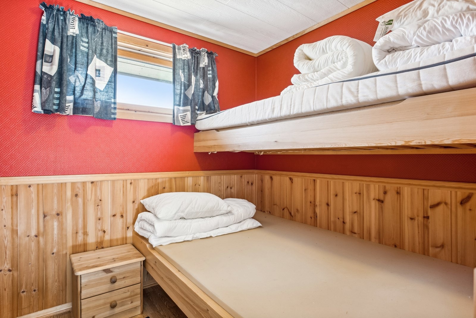 Gjesterommet er romslig og innredet med køyeseng som gir ekstra soveplasser. Galleribilde