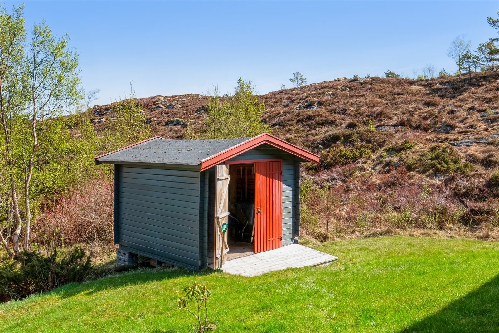 På tomten finner man en praktisk utebod for lagring. Galleribilde