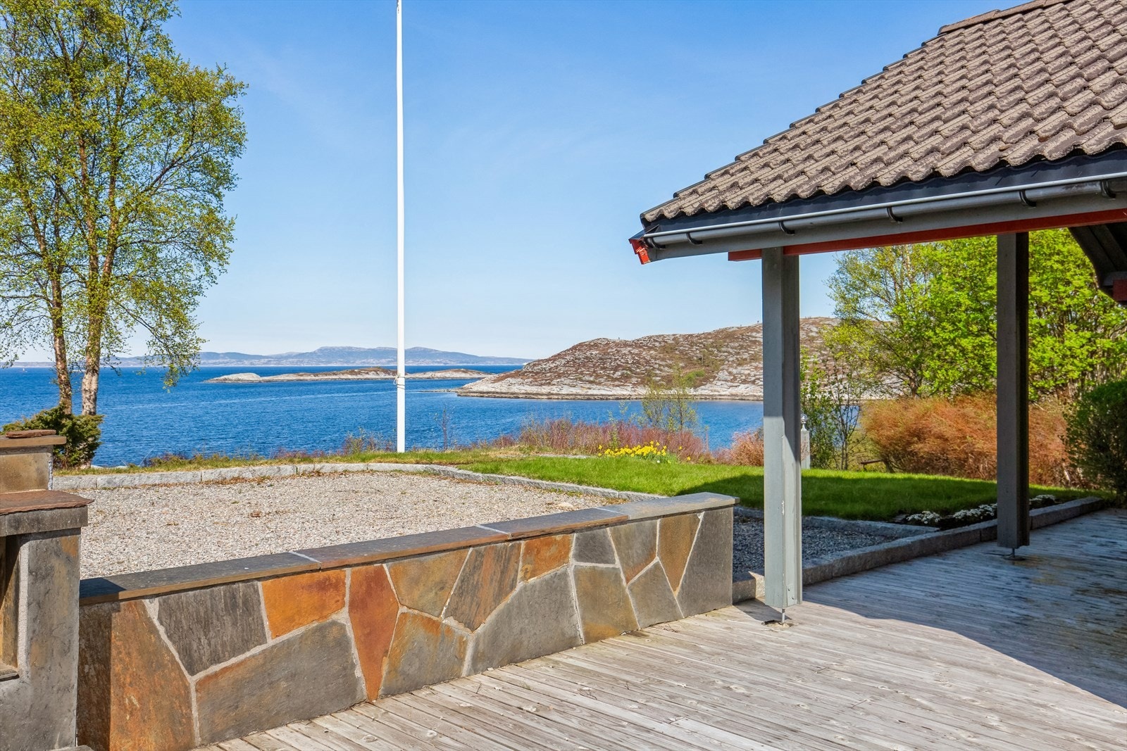 Kommunesenteret ligger i Aure sentrum og ligger ved Aursundet, midt i kommunen, og har ca. 900 innbygger. Her finner du forretninger innen mange bransjer, bank, post i butikk m.m. Aure har en rik og variert natur. Galleribilde