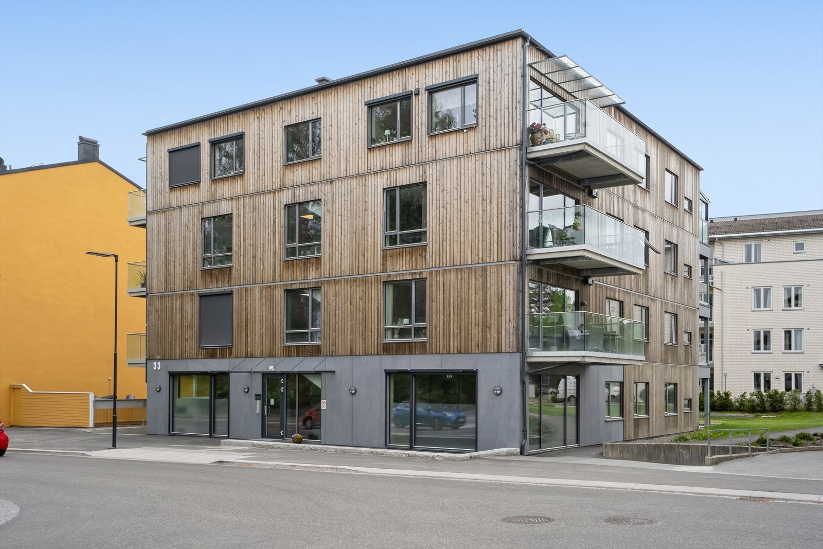 Bygget ligger midt i smørøyet! Her har man forretninger, spisesteder, kino/teater, svømmehall, off. kontorer, bibliotek, skoler mm. rett utenfor døren. Galleribilde