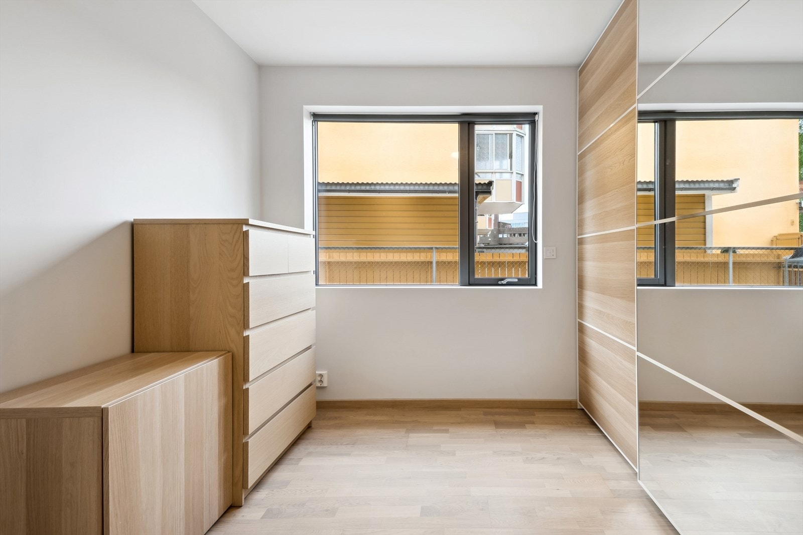Soverom 2 har skyvedørsgarderobe. Galleribilde