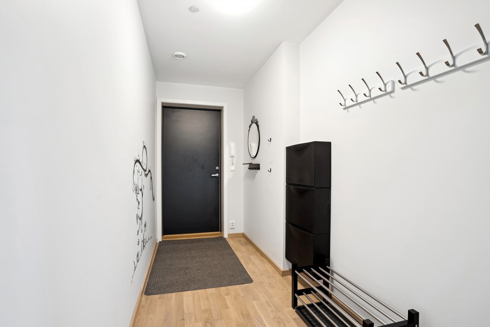 Det er gjennomgående lyse overflater i leiligheten, men de slette flatene gjør det lett å male etter smak og behag. Galleribilde