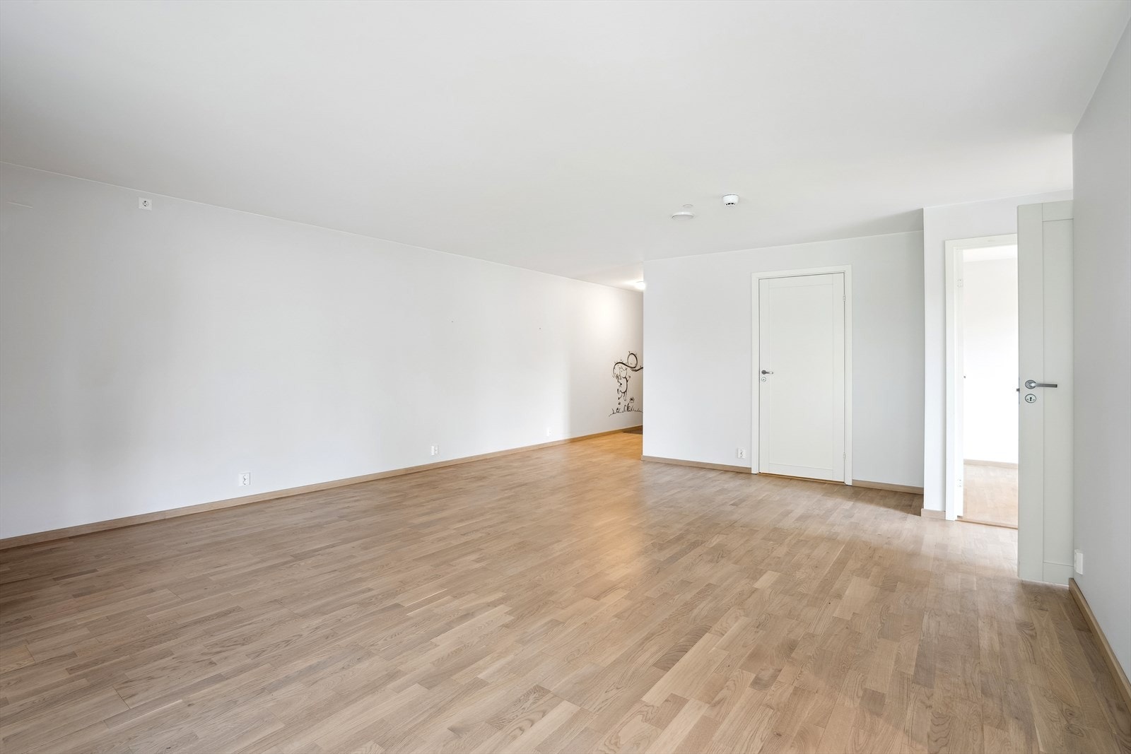 Lys og pen eikeparkett i stue/kjøkken, gang og på soverommene. Galleribilde