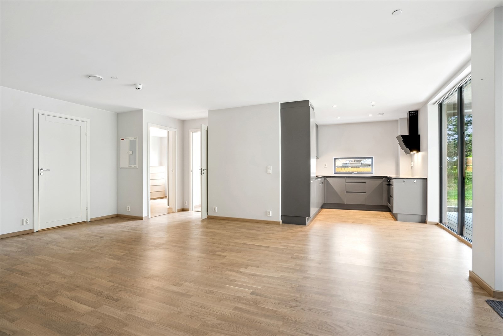 Bygget ble oppført i 2022, så denne leiligheten fremstår som ny og med lite brukslitasje. Galleribilde