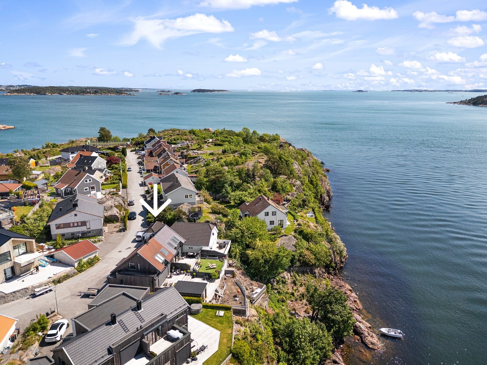 Eiendommen har en attraktiv og svært sentral beliggenhet på Galgeberg med gangavstand til lekeplass, balløkke, badeplasser i Blomsbukta med sandstrand og svaberg! Her bor du i rolige omgivelser, samtidig som du kun bor en kort spasertur fra sentrum. Galleribilde