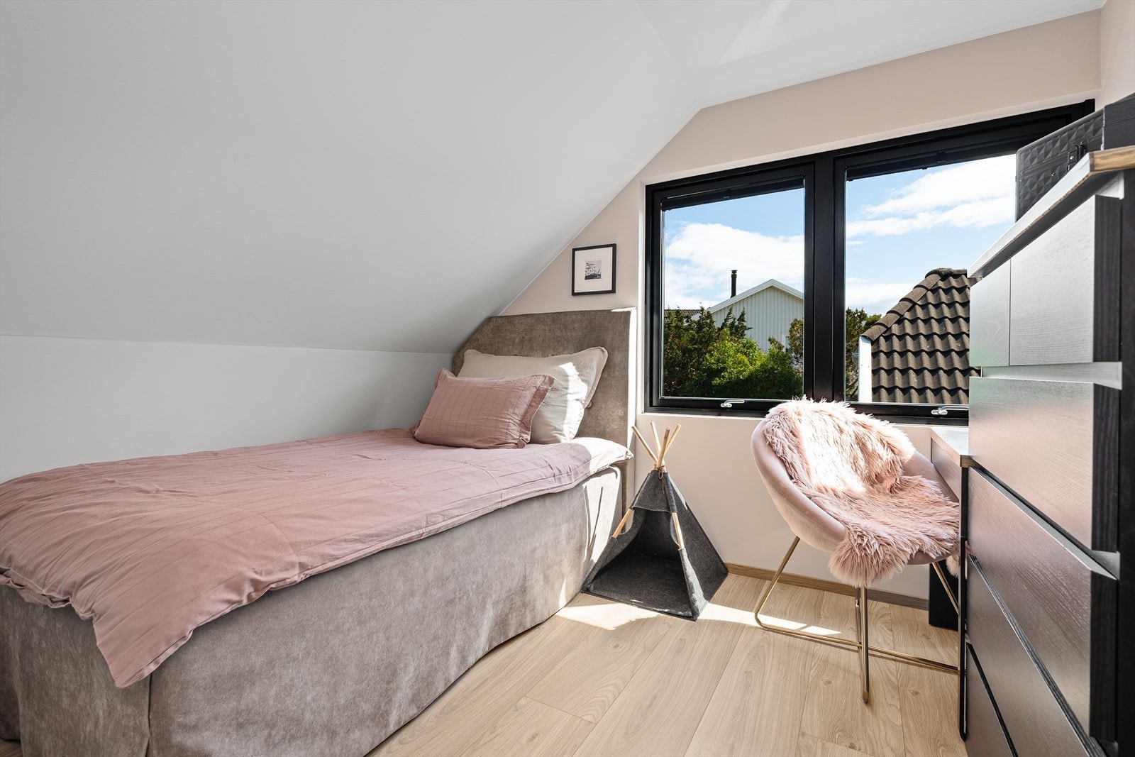 Ved siden av hovedsoverommet finner du soverom nr. 2 som også er av god størrelse. Sengegavlen som er tilpasset kan medfølge boligen dersom ønskelig. Her er plass til seng, arbeidspult og garderobe om du vil. Galleribilde