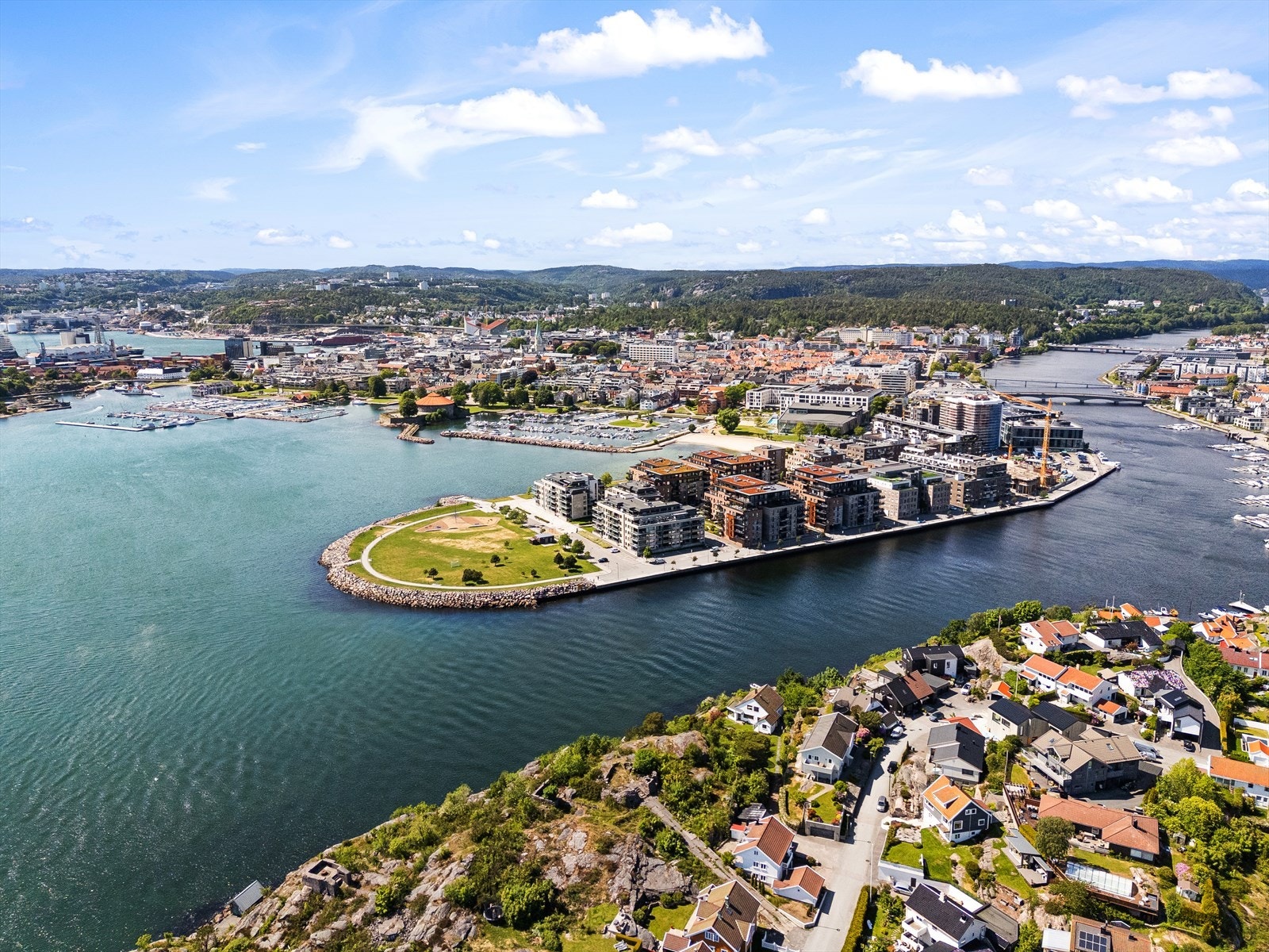 Like over elva ser du til Tangen og videre inn til Kristiansand Sentrum, som ligger i kort gang- og sykkelavstand. Galleribilde