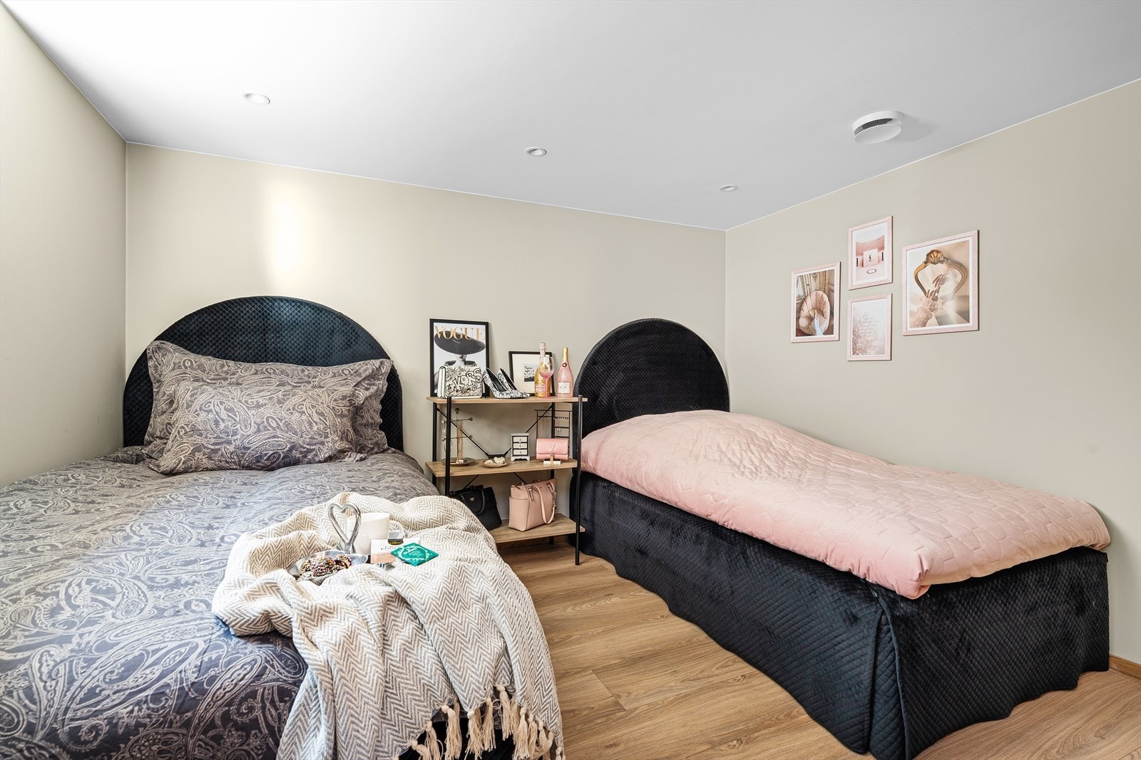 Soverom nr 3. er av god størrelse med plass til en seng, nattbord og noe garderobe. Galleribilde
