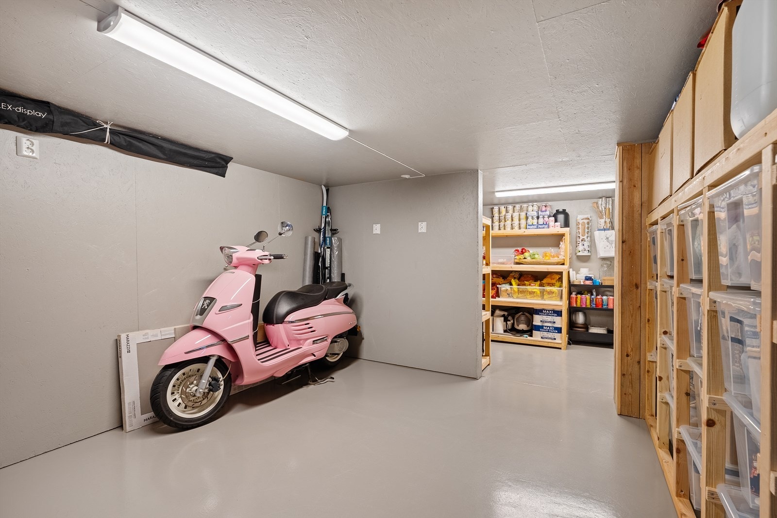 Under terrassen på fremsiden er det laget til en større bod som har godt med oppbevaringsplass. Det er lagt inn strøm her og ellers er den isolert. Den er ikke byggemeldt og dermed ikke godkjent. Galleribilde