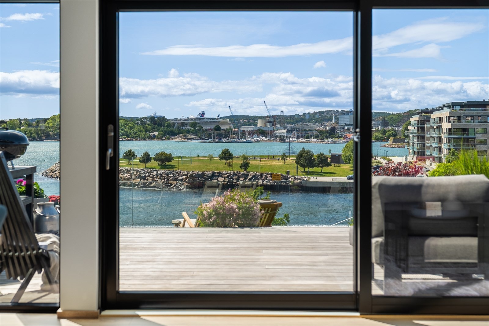 Velkommen inn! Store vindusflater gjør at du også kan nyte utsikten ut innenfra! Alle vinduer (bortsett fra et vindu i bod/walk-in garderobe), balkongdører, ytterdører mm. var nye i 2020 Galleribilde