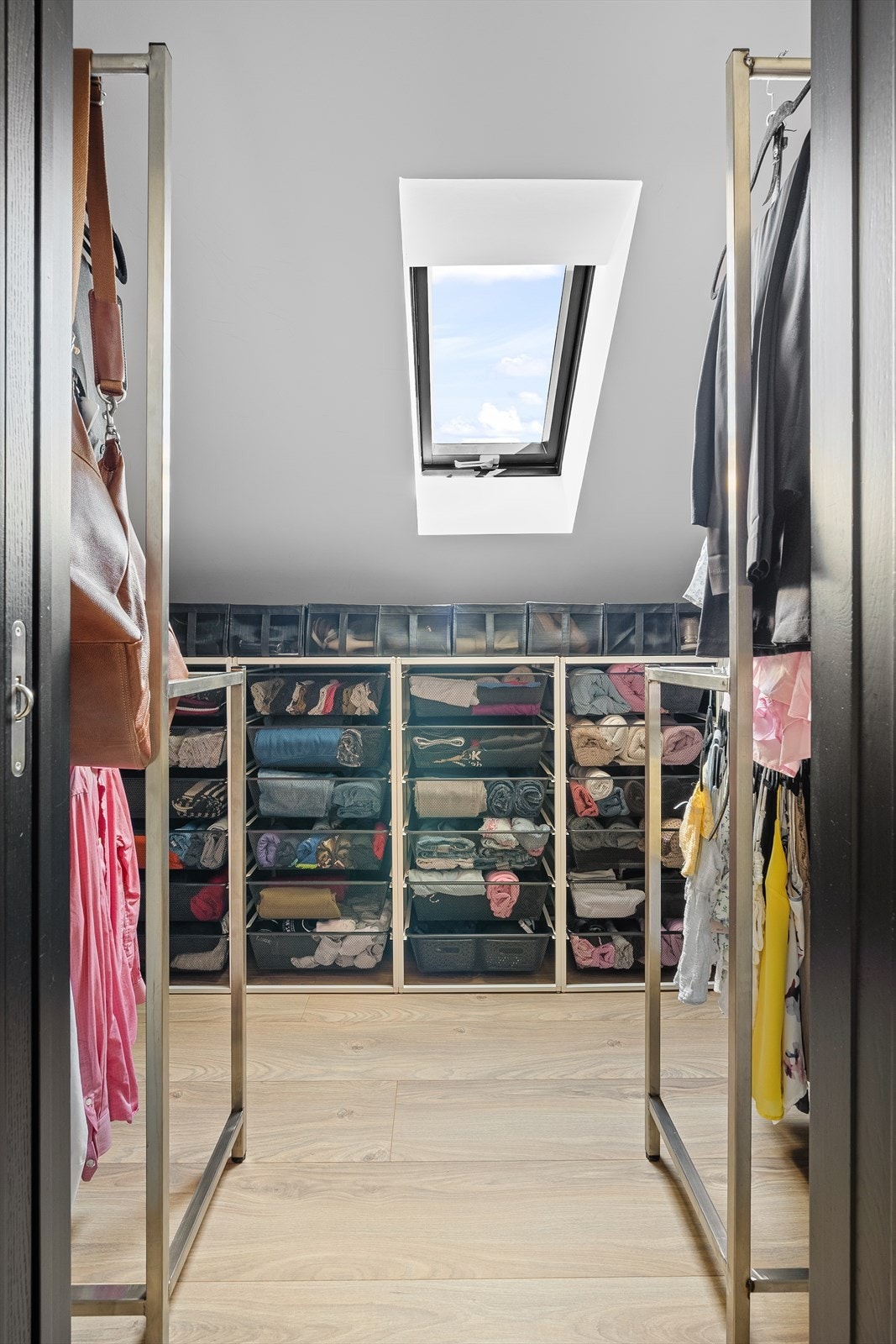 Du finner også en praktisk bod/walk-in garderobe i denne etasjen - og legg merke til at du har opplegg og plass til vaskemaskin/tørketrommel i samme etasje. Galleribilde