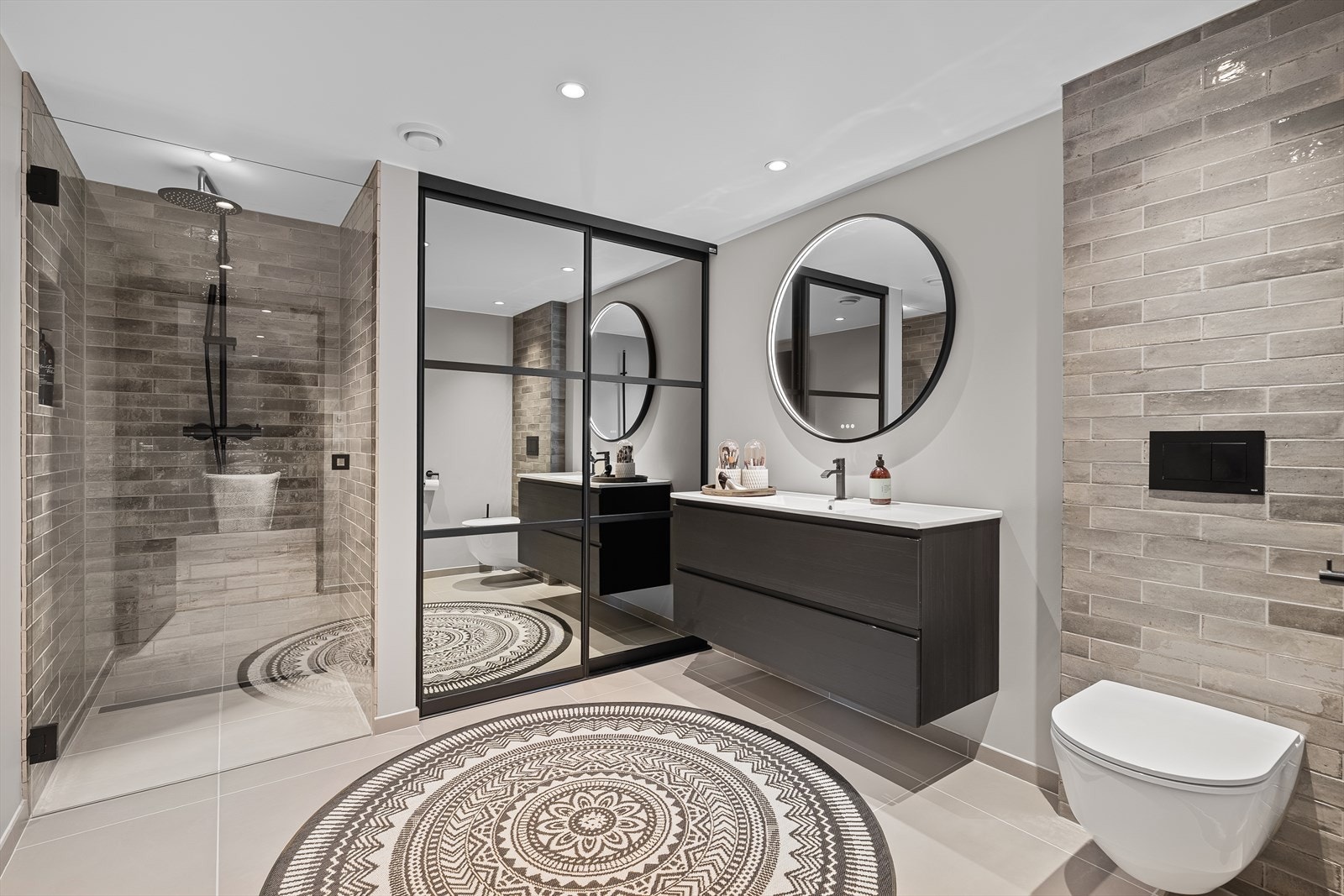 Badet er lekkert med moderne 60x60 flis på gulvet, samt i dusjsone og på vegg ved toalettet. Her er det også laget til skyvedører med opplegg og plass til vaskemaskin/tørketrommel, samt at en større varmtvannsbereder er plassert her. Galleribilde