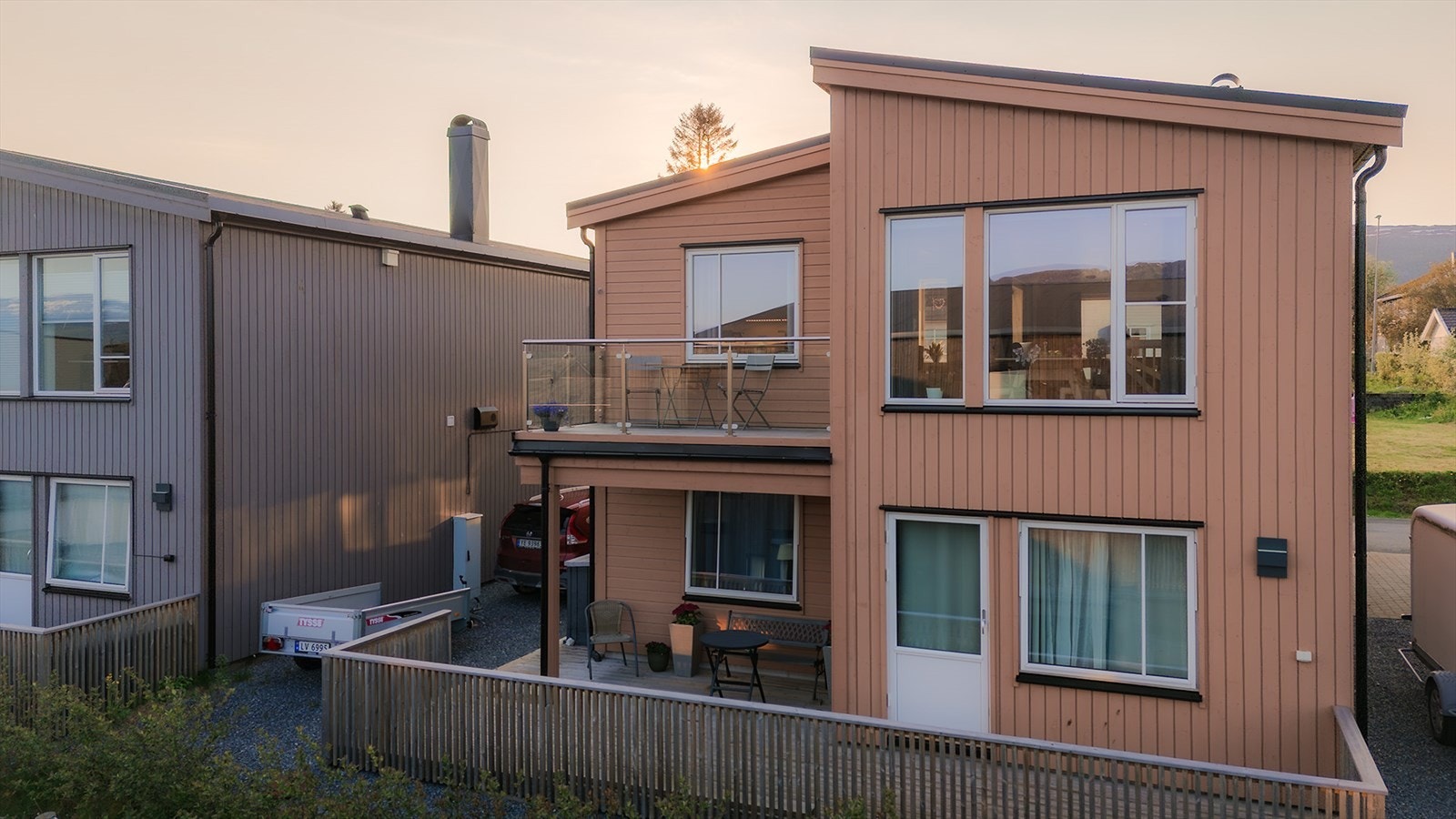 Boligen har energimerke B, og kvalifiserer derfor til grønt boliglån hos flere banker, blant annet SpareBank 1
Fauske. Se: https://www.sparebank1.no/nb/nord-norge/privat/lan/boliglan/gront-boliglan.html Galleribilde