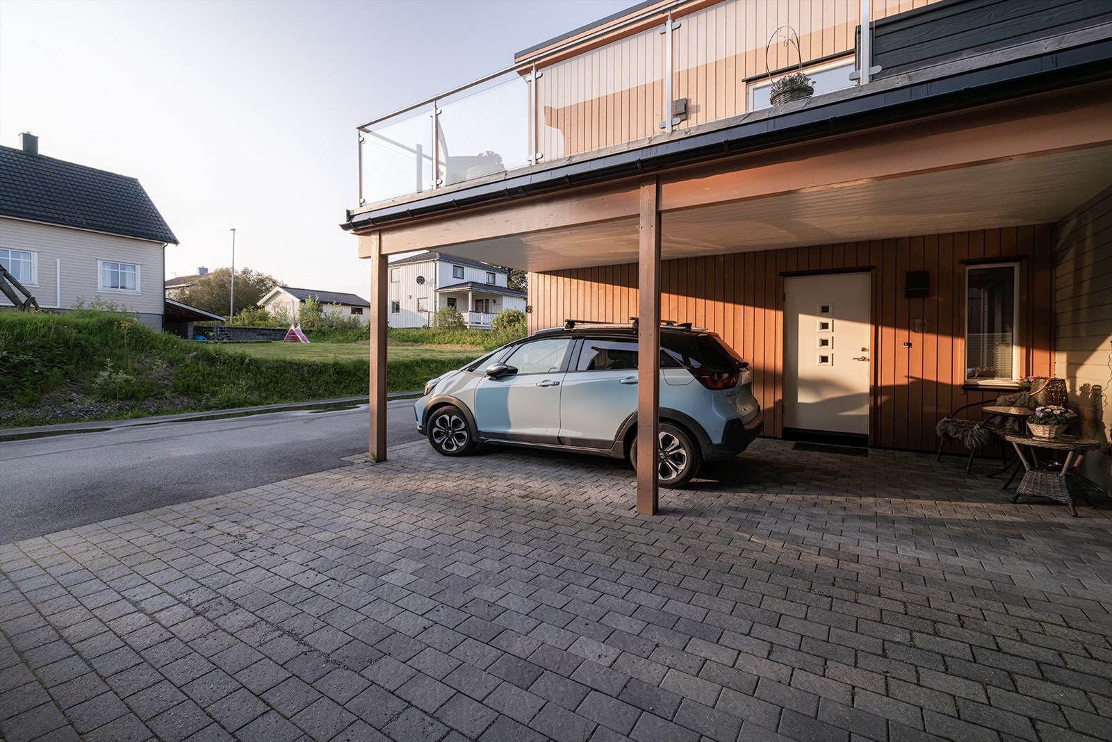 Brosteinsbelagt parkering i innkjørselen. Utebod på 6 kvm til høyre for carporten. Se planskisser i prospektet. Galleribilde