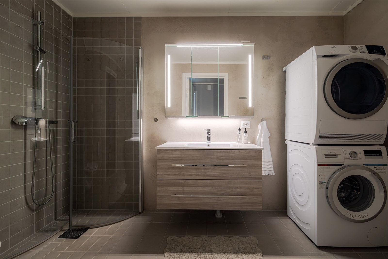 Badet er med flis på gulvet, og veggplater behandlet med microcement. Avtrekk via balansert ventilasjonsanlegg Galleribilde
