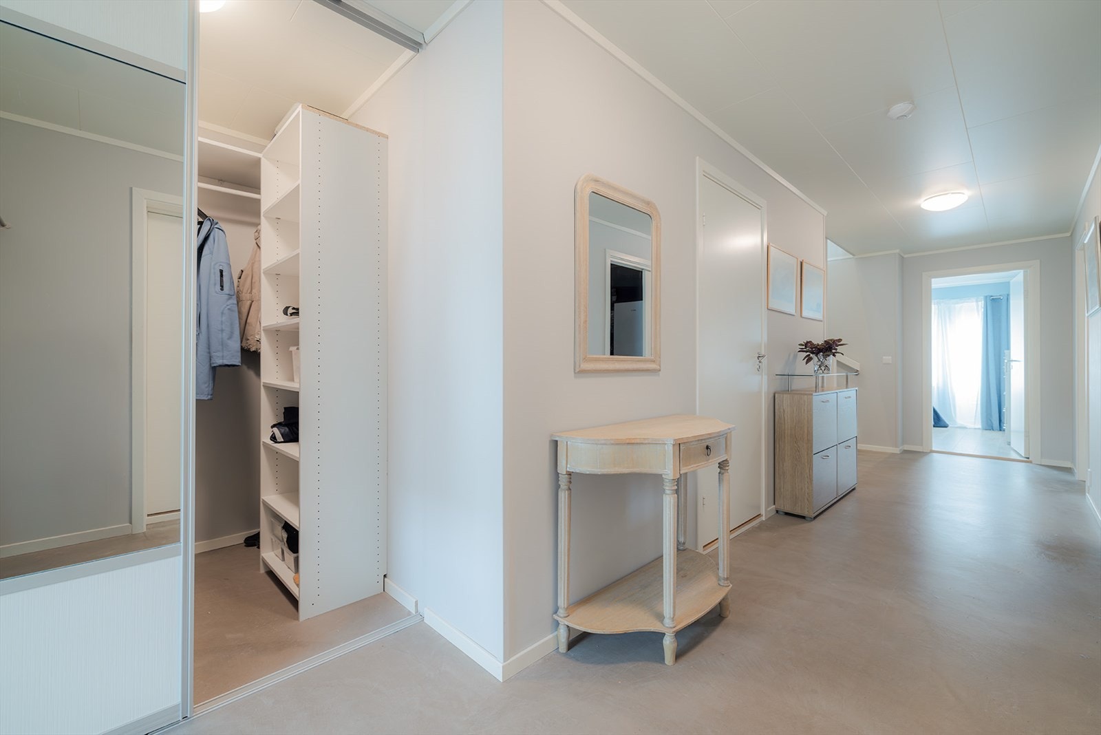 Walk - in garderobe til venstre ved inngangspartiet. Galleribilde