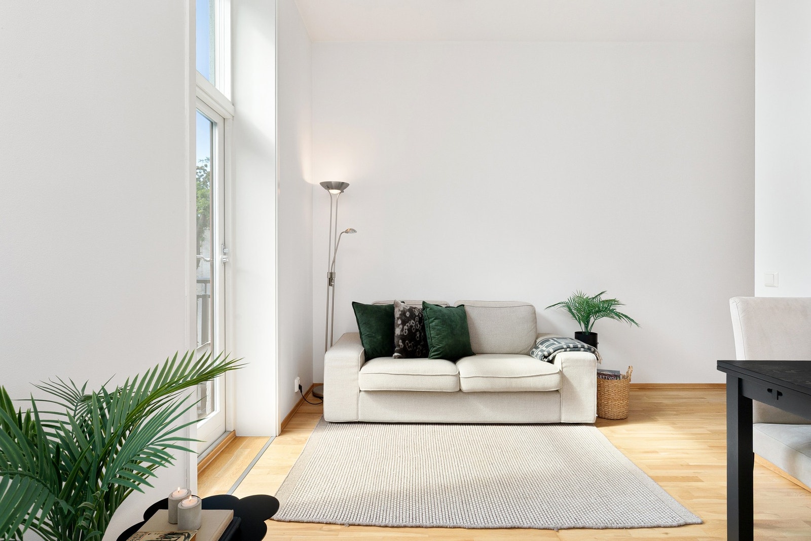 Åpen stue/kjøkkenløsning med utgang til balkong. Galleribilde