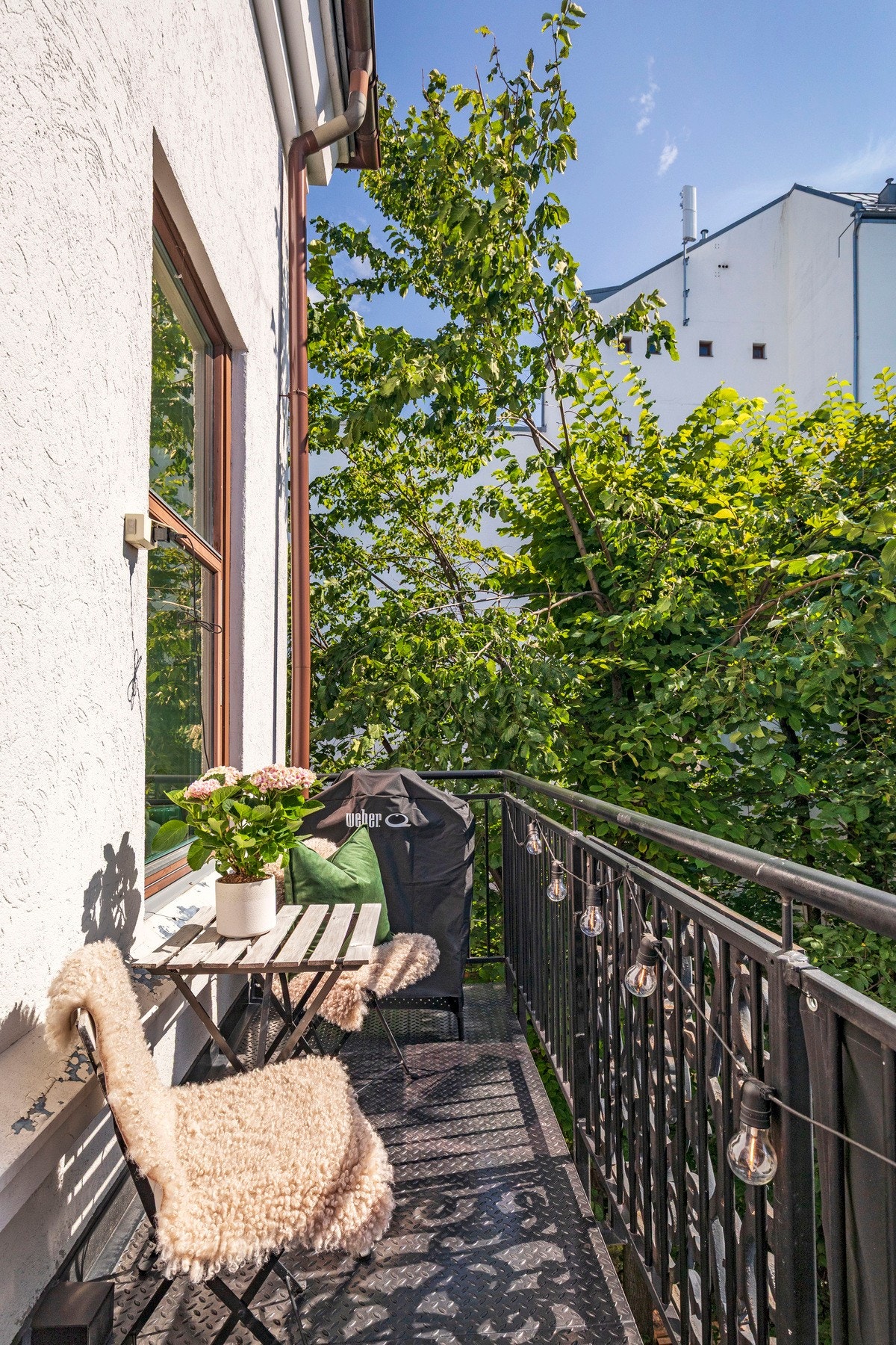 Her er det plass til sittegruppe og grill. Galleribilde