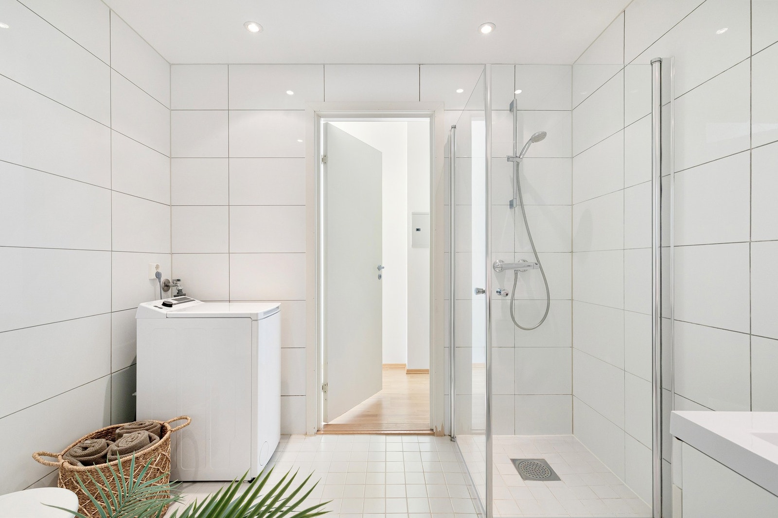 Badet har to dører - ut til gang og walk-in garderobe. Det er opplegg for vaskemaskin. Vaskemaskin fra 2023. Galleribilde