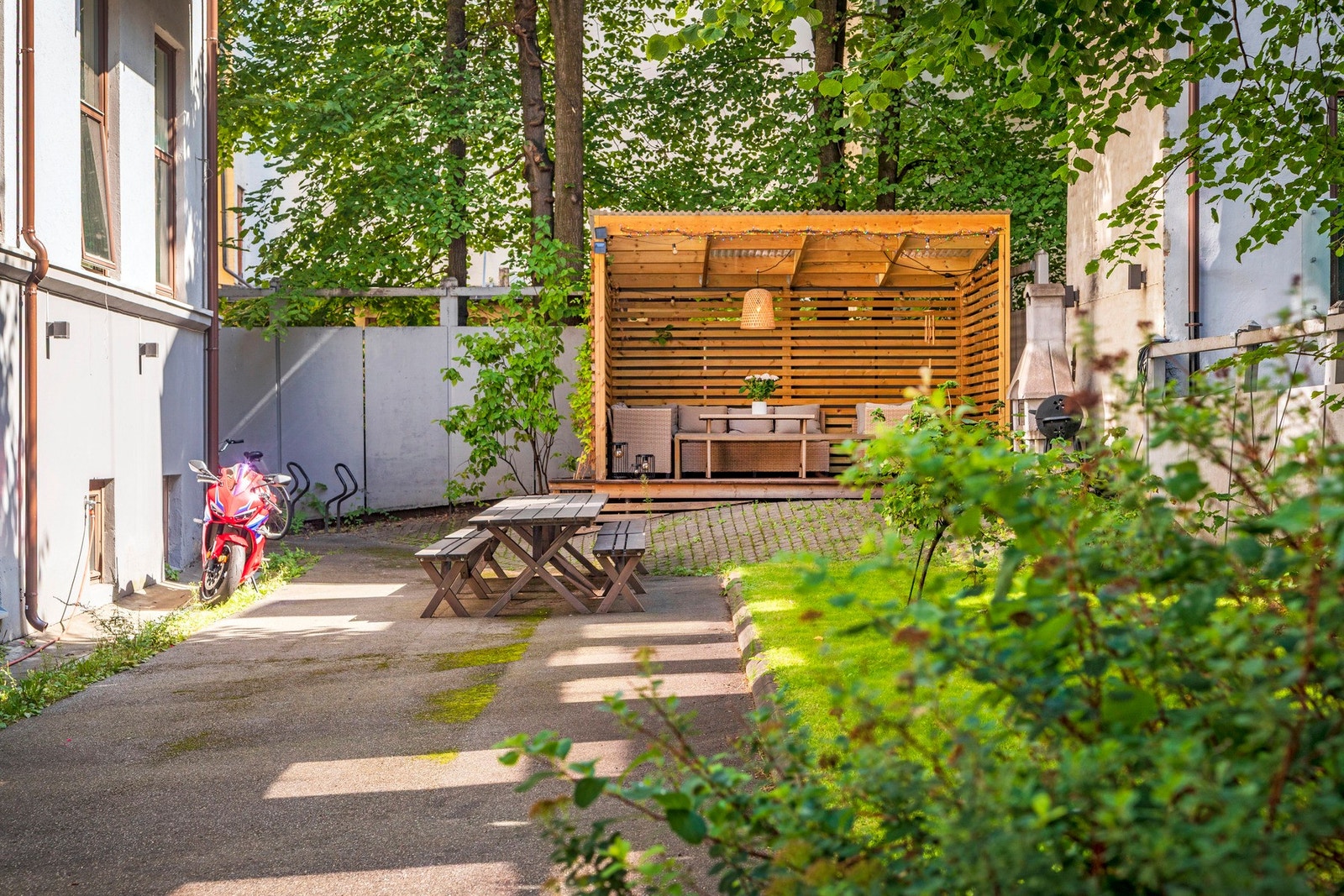 Veldrevet borettslag. Umiddelbar nærhet til butikker, kaféer og offentlig kommunikasjon. Galleribilde