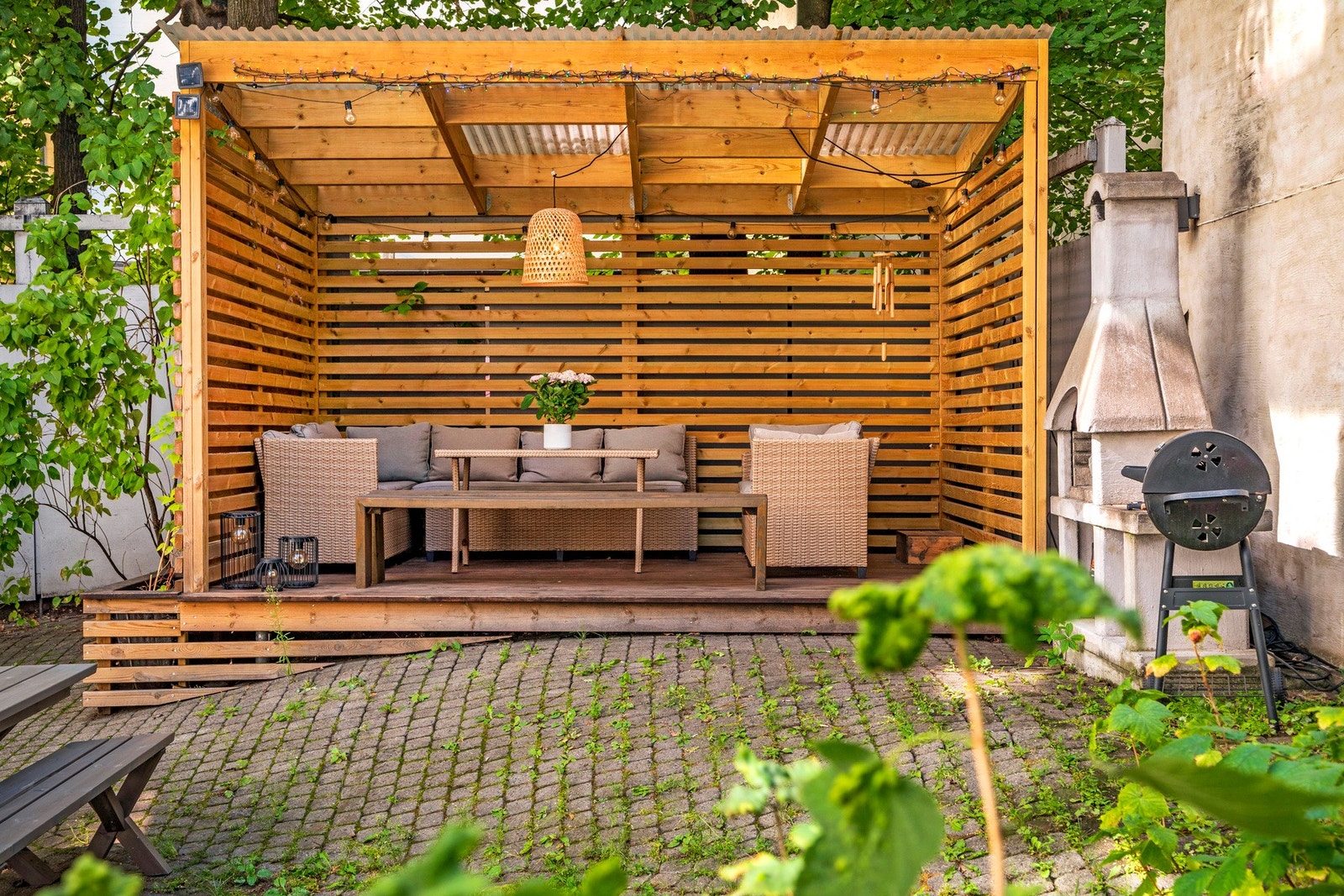 Hyggelig bakgård som har blitt påkostet med pergola og grillplass de siste årene. Galleribilde