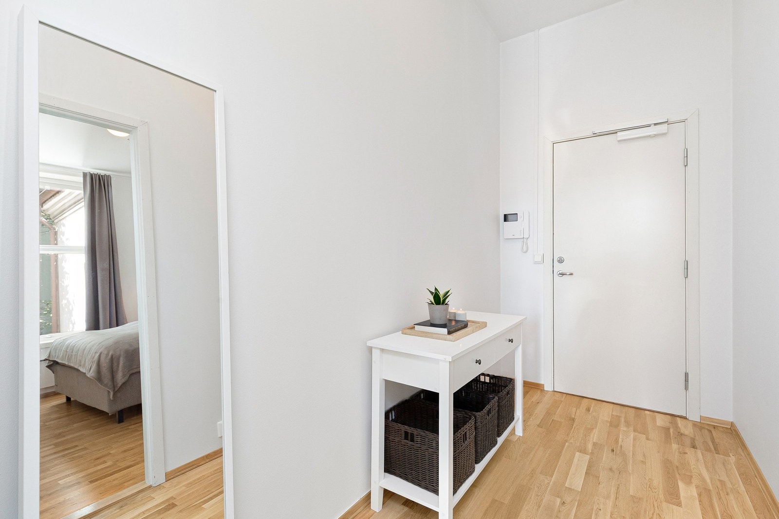 Romslig entré. Galleribilde