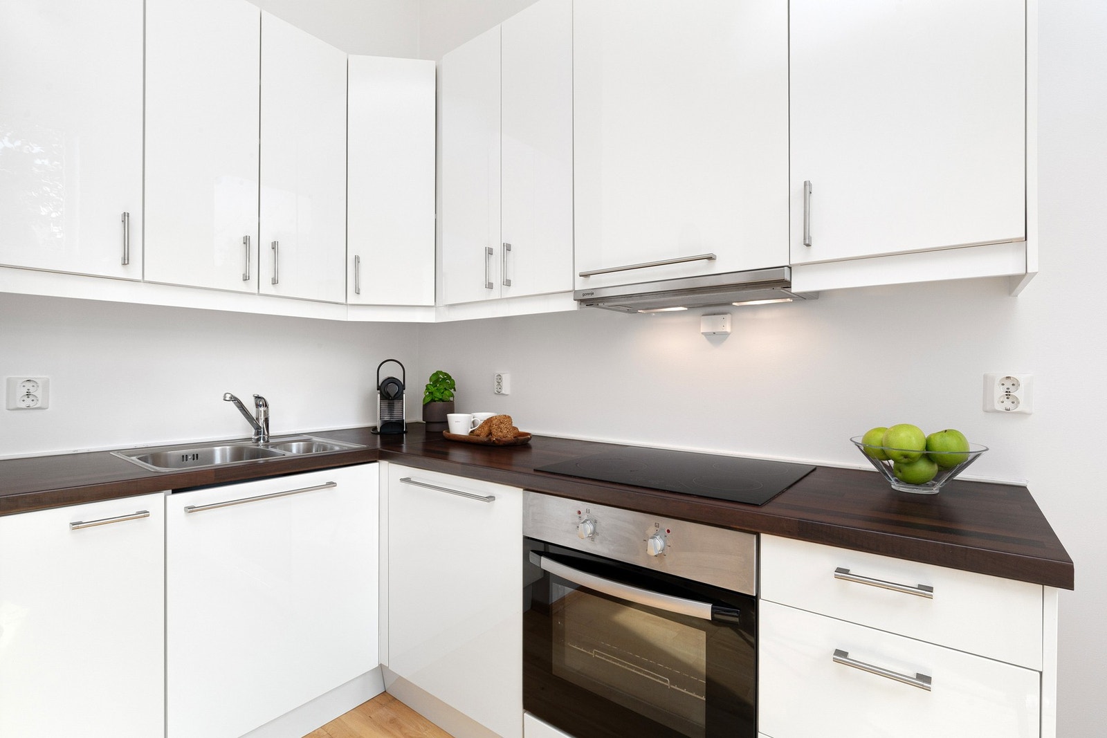 Kjøkkenet er utstyrt med integrert komfyr, oppvaskmaskin (2024), nedfelt platetopp med komfyrvakt og frittstående kjølekskap med frysedel. Galleribilde