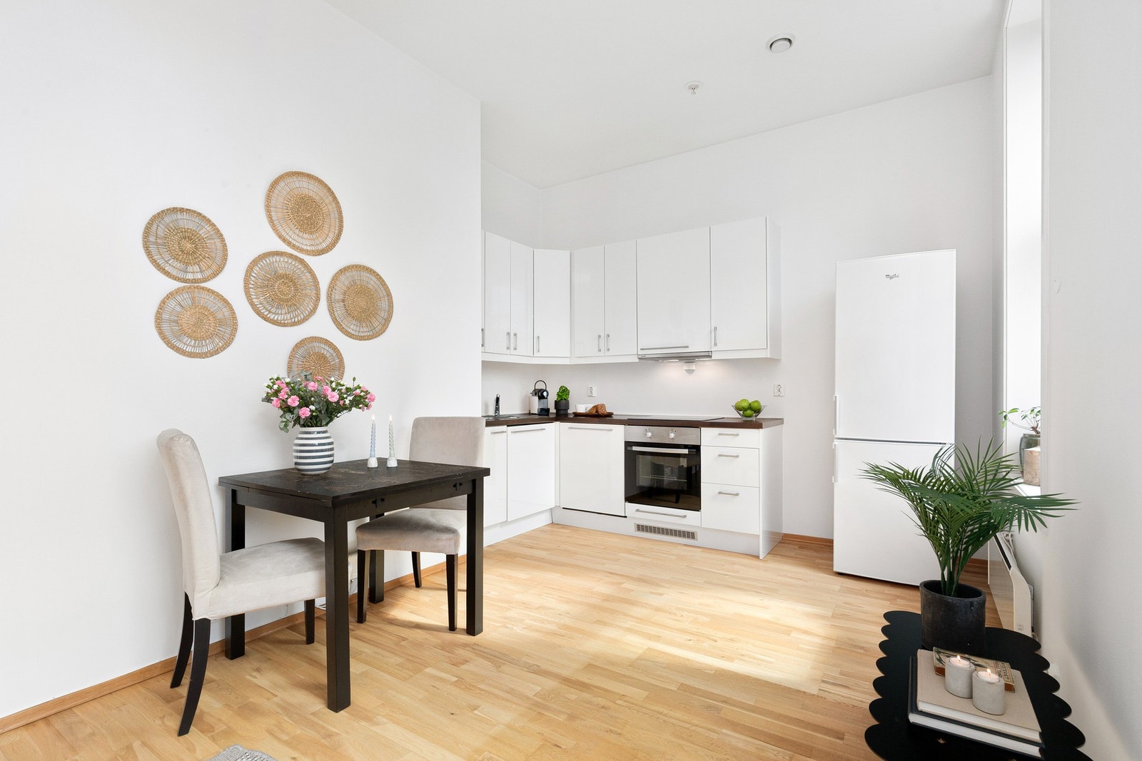 Alle vegger i leiligheten ble sparklet og malt sommeren 2025. Galleribilde