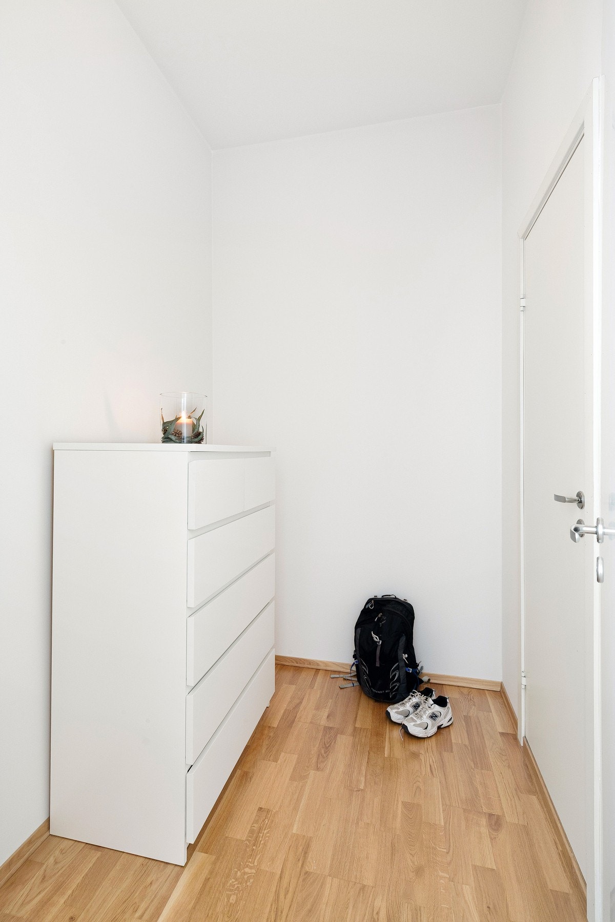 Walk-in closet i tilknytning til soverom. Adkomst til bad. Galleribilde