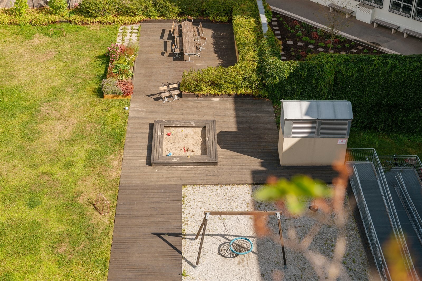 Gården er svært barnevennlig med avlukket og flott beplantet gårdsrom med sittegrupper og lekeapparater. Galleribilde