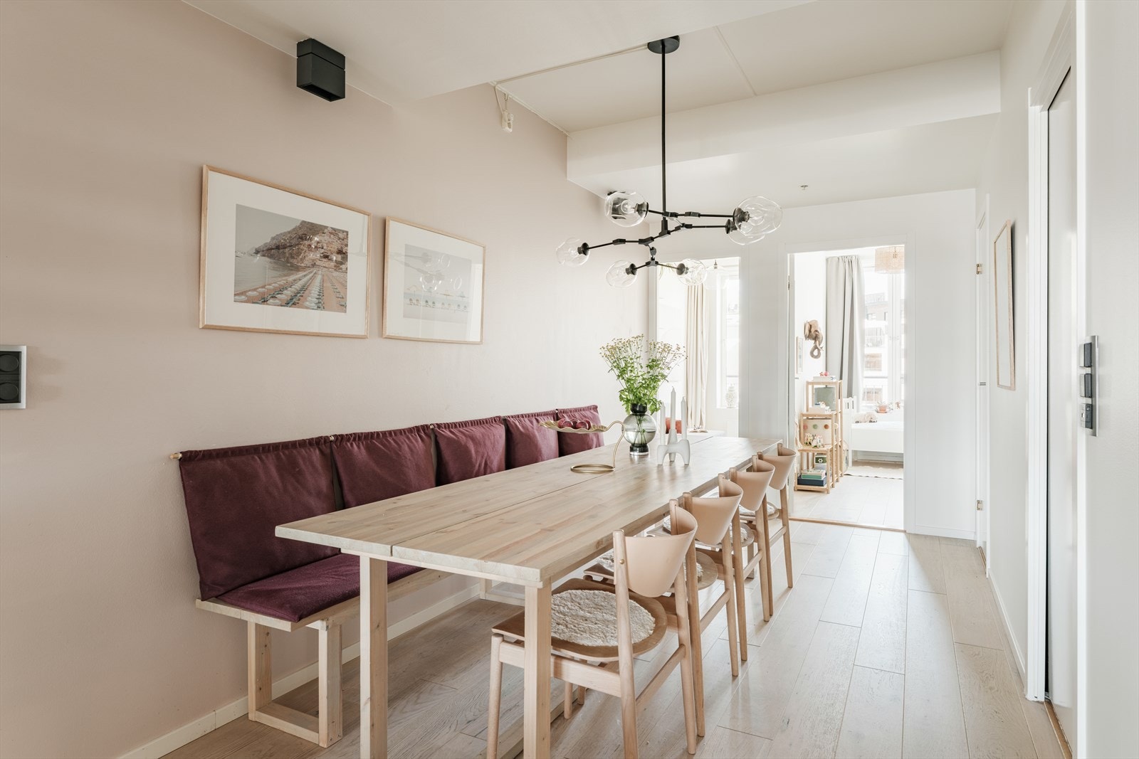 Romslig spisestue med plass til 10 gjester. Galleribilde