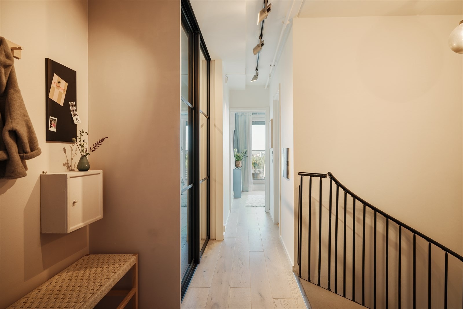 Leiligheten ligger i et fabrikkbygg som ble modernisert og omgjort til leiligheter i 2007. Galleribilde