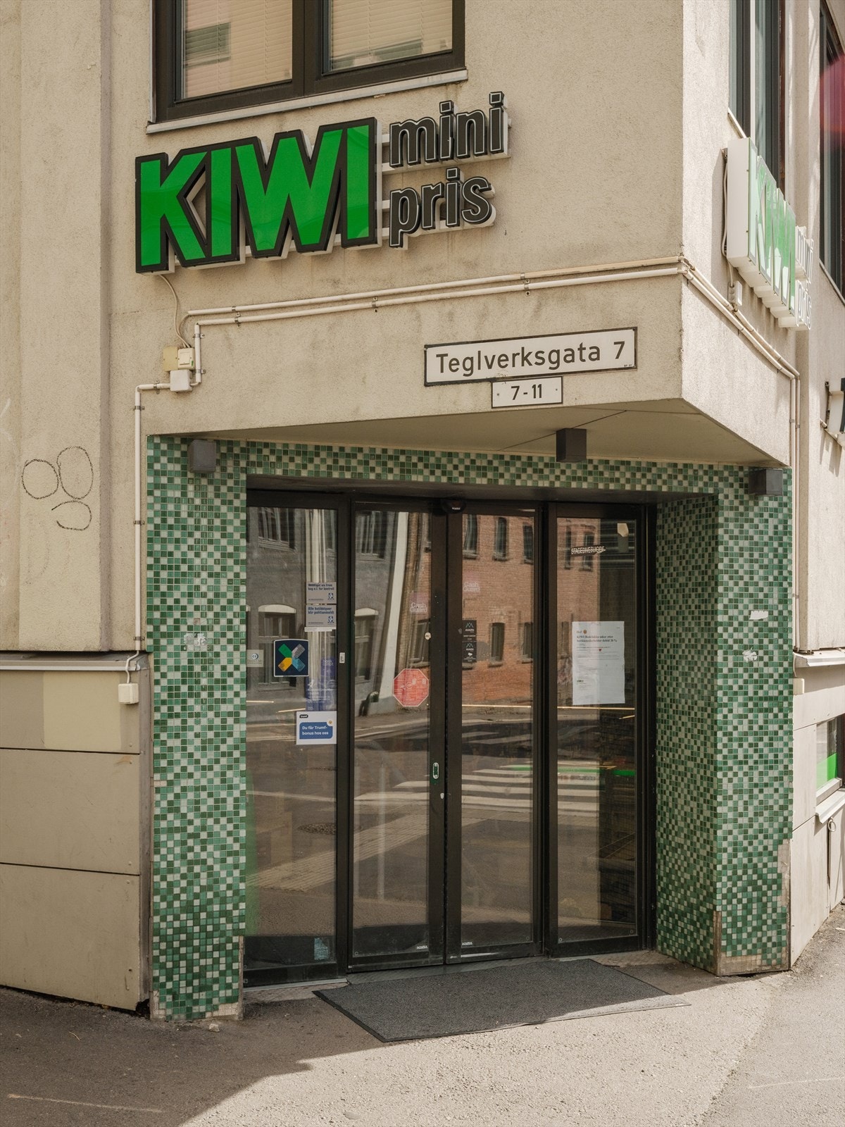 Matbutikk i byggets 1. etasje med gode åpningstider gjør hverdagen enklere. Galleribilde