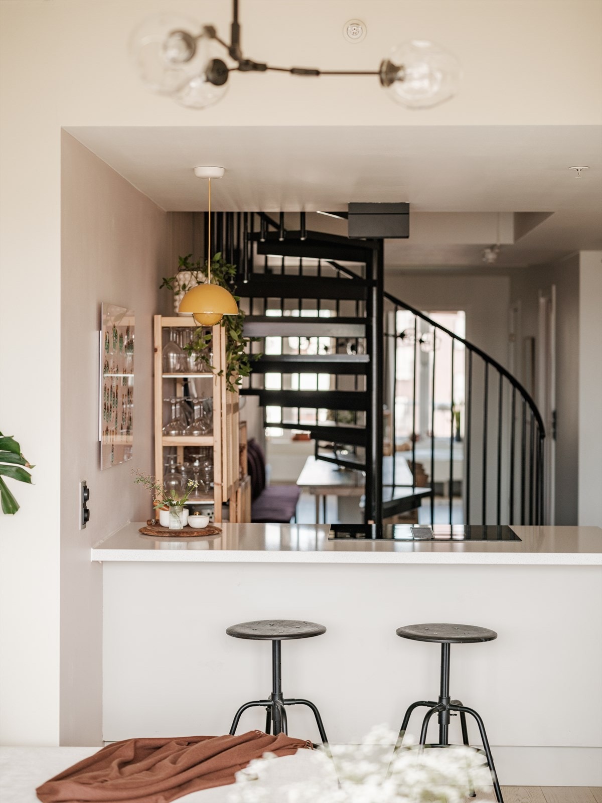 Perfekt for sosiale sammenkomster - kjøkkenøy med barløsning og stor spiseplass. Galleribilde