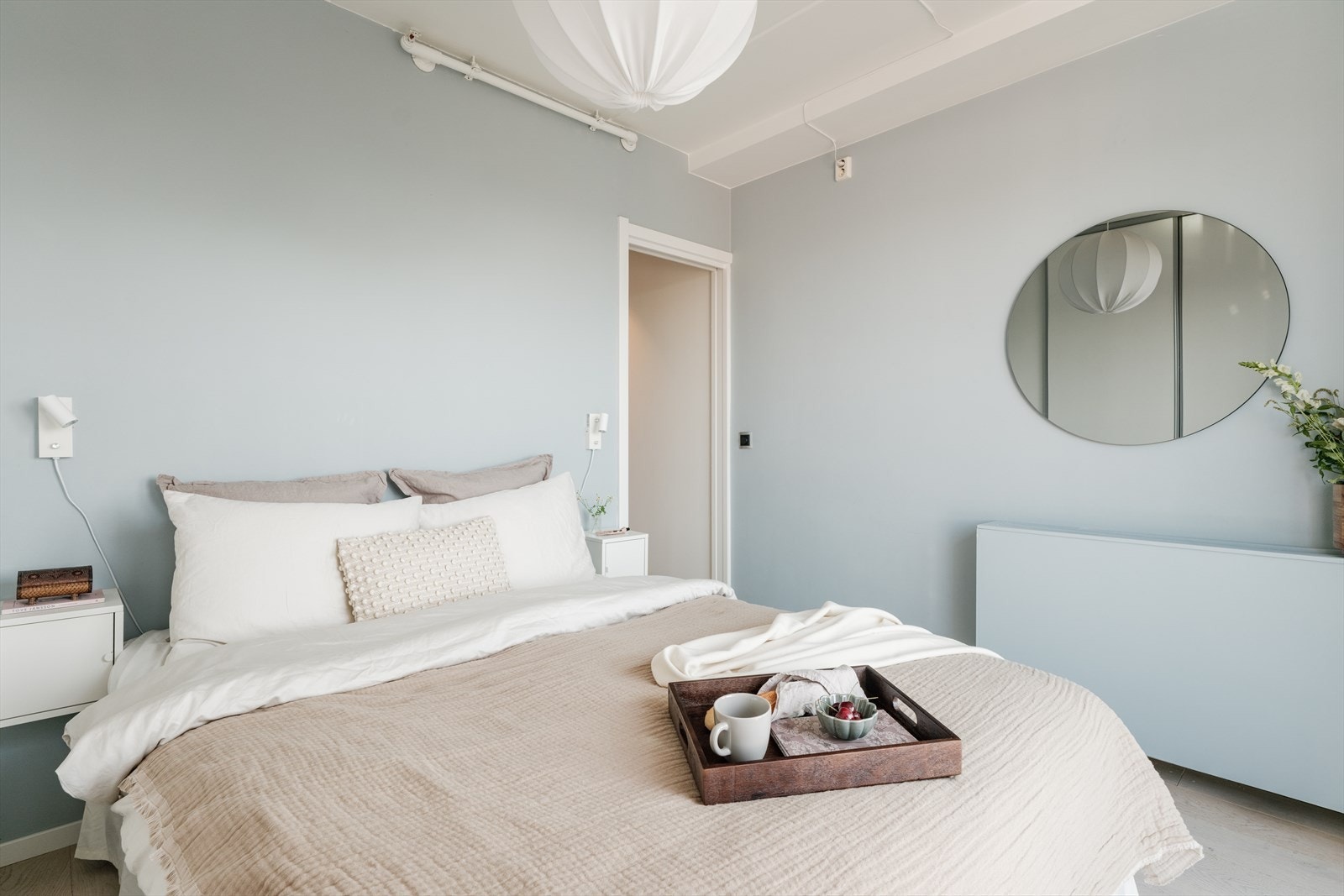 Rommet er delikat innredet med skyvedørsgarderobe og plass til nattbord på begge sider av sengen. Galleribilde