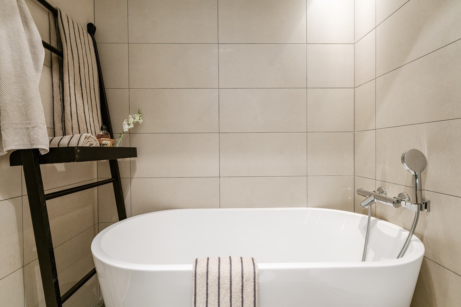 Pent flislagt baderom med nyere badekar. Galleribilde