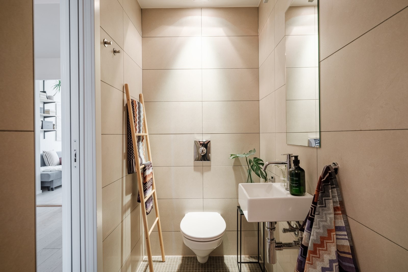 Leiligheten har også et mindre, men konkurranseverdig bad i 5. etasje. Med både dusj og varmekabler på gulv. Galleribilde