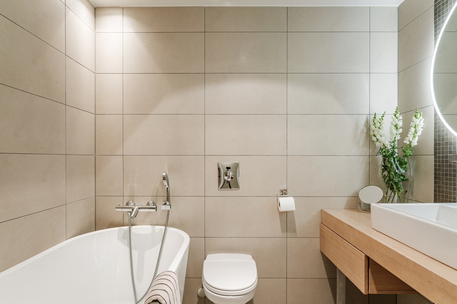 Hovedbadet ligger tilknyttet inngangsparti i 6. etasje. Galleribilde