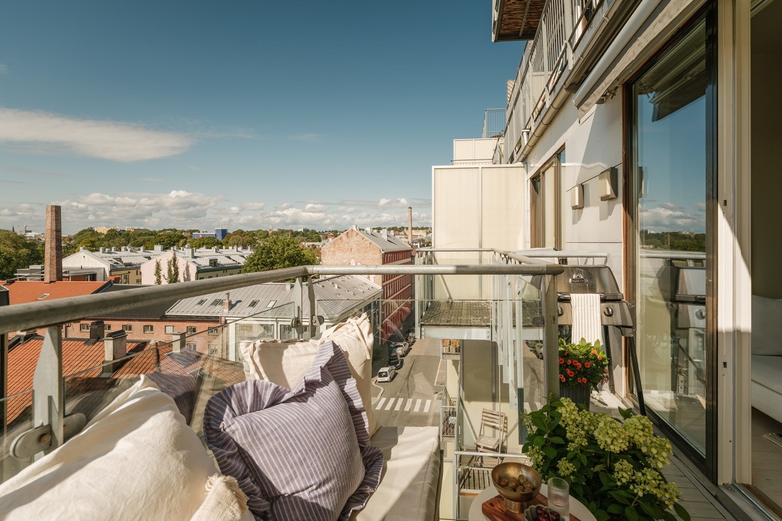 Sofienbergparken ligger kun noen meter nede i gata og er perfekt for turer, grilling, sol og lek. Galleribilde