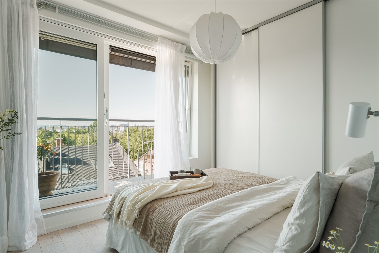 Hovedsoverom med upåklagelig utsikt og utgang til balkong fra byggets 6. etasje. Galleribilde