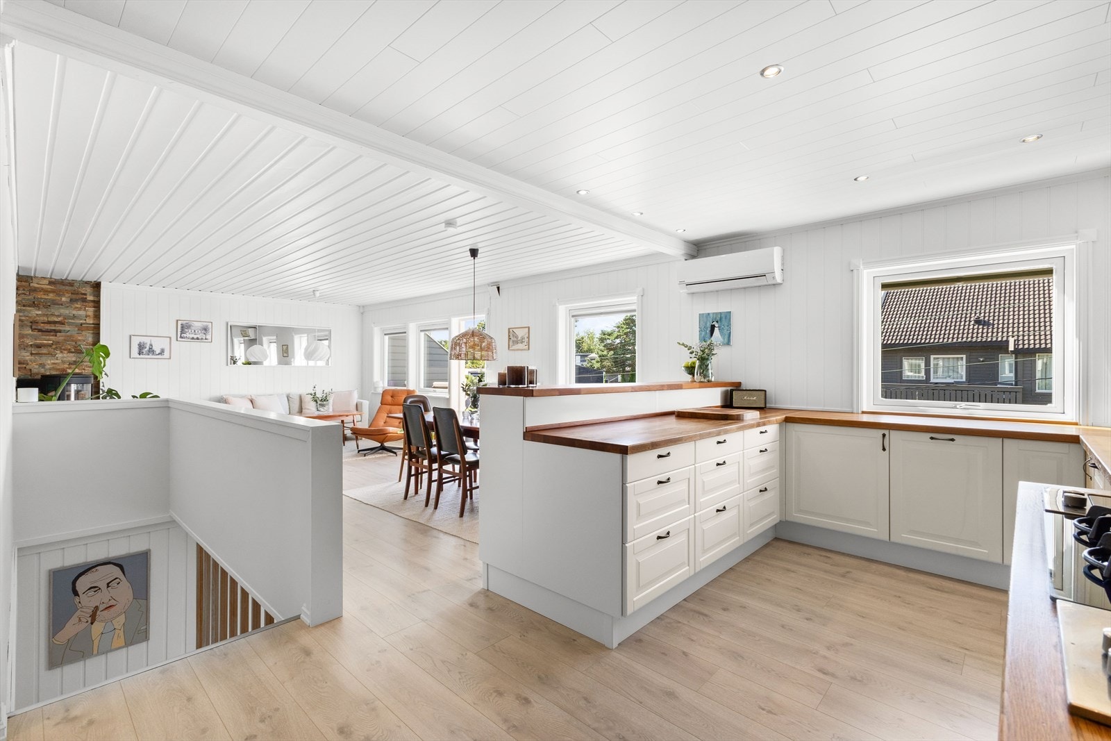 Kjøkkenet har rikelig med skap- og benkeplass. Galleribilde